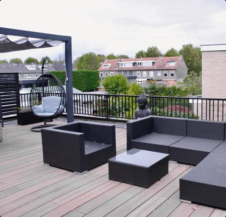 Terras op een balkon met een aluminium hekwerk ASH-3015 van belas vof