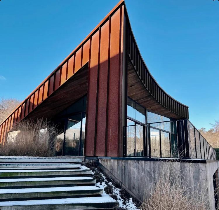 Aluminium hekwerk aan de zijkant van een gebouw