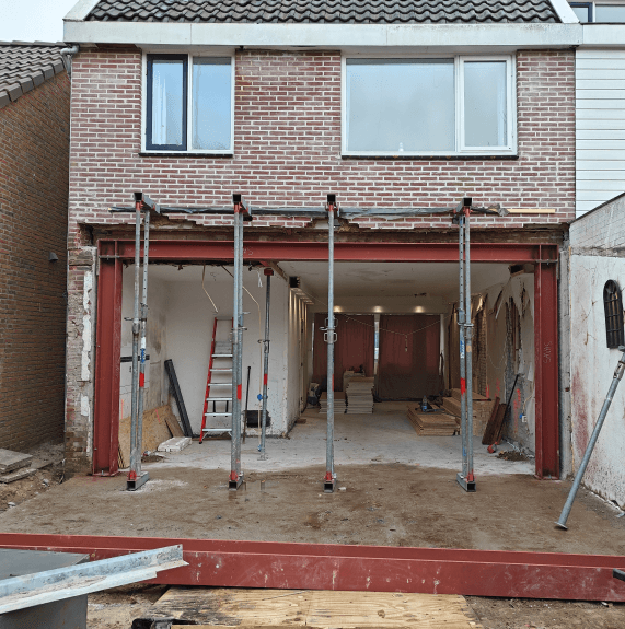 Staalconstructie aan een huis als de basis voor een uitbouw