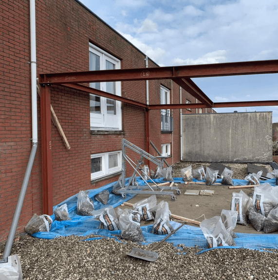 Staalconstructie als uitbouw op de eerste verdieping van een huis