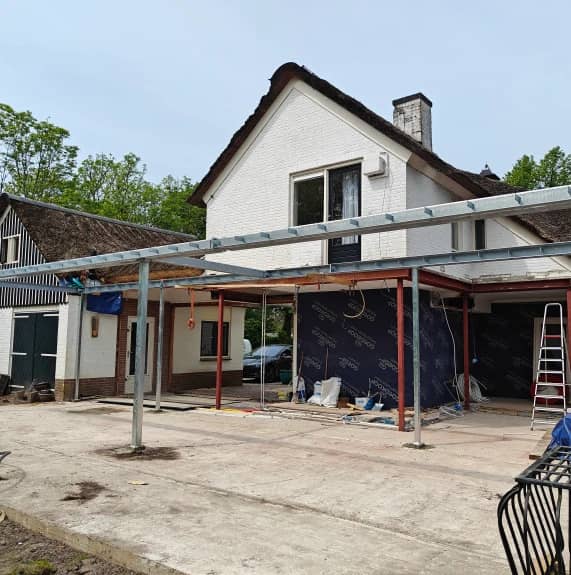 Staalconstructie uitbouw achterkant van een huis